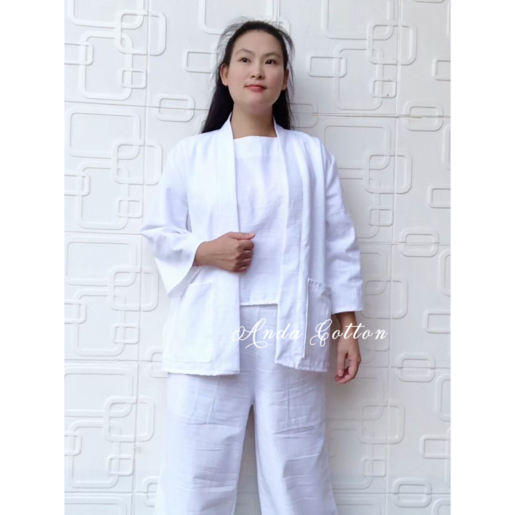 เสื้อคลุมผู้หญิงสีขาวและสีดำ แขนยาวทรงสุภาพ