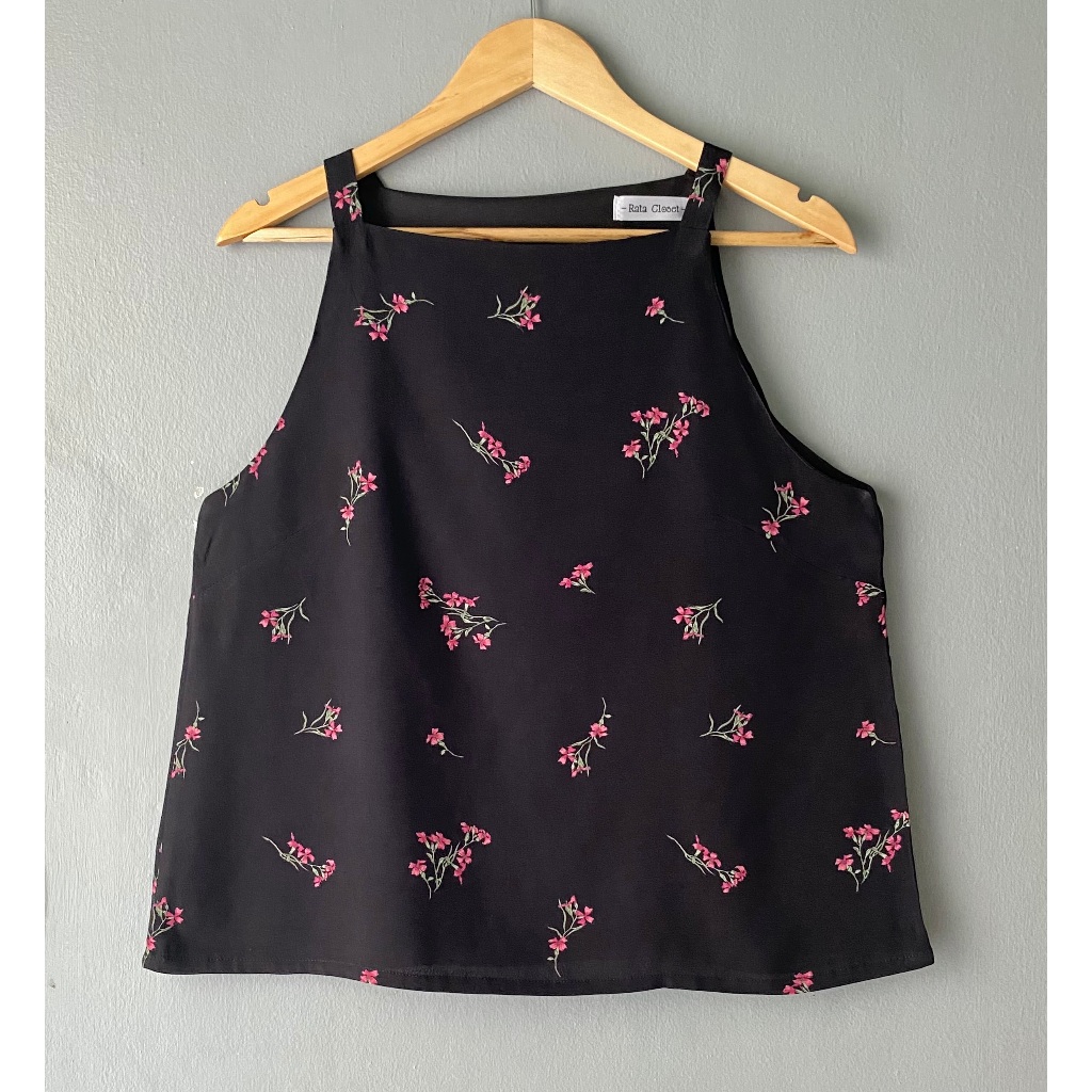Rata Closet เสื้อกล้าม สายเดี่ยว คอสูง สีดำ ลายดอกไม้แดง