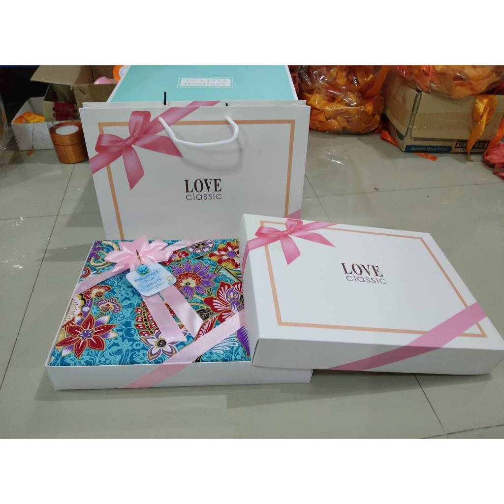 วันนแม่ ผ้าถุงปาเต๊ะ+ลายไทยกล่องของขวัญ ผูกโบว์สวยๆ พร้อมการ์ดรักแม่ (แถมกระเป๋าฟรี)แบบคละลายผ้า คละลายกล่อง