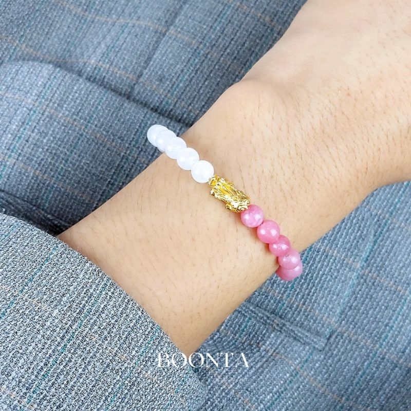 กำไลข้อมือหินปี่เซียะมงคล เรียกทรัพย์ สี Gold หิน 6 มิล พิงค์โอปอล + หยกขาว