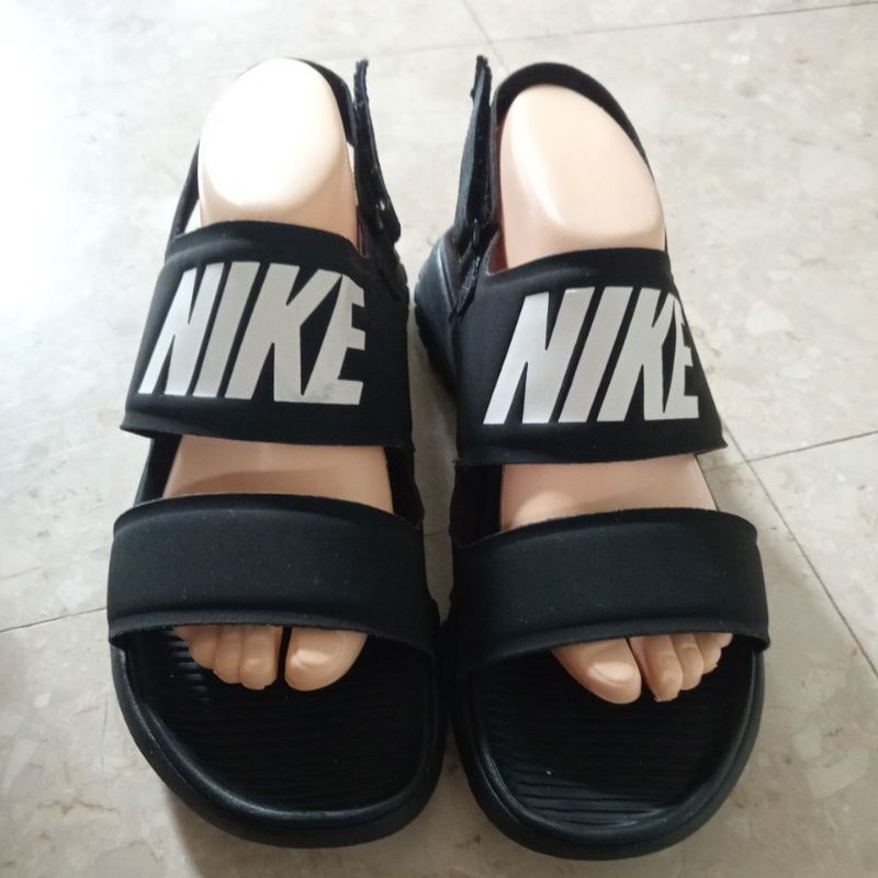 รองเท้าแตะแบบมีสายรัด Nike สีดำ แท้ (มือสอง)