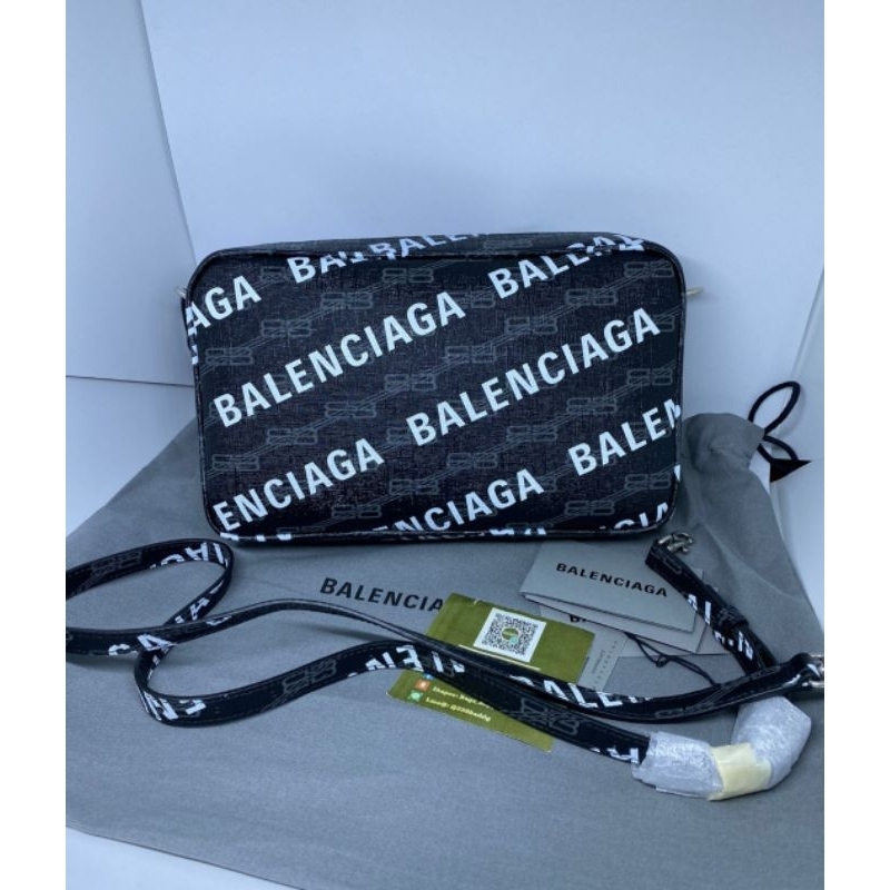 New‼️ Balenciaga Signature Medium Camera Bag BB Monogram