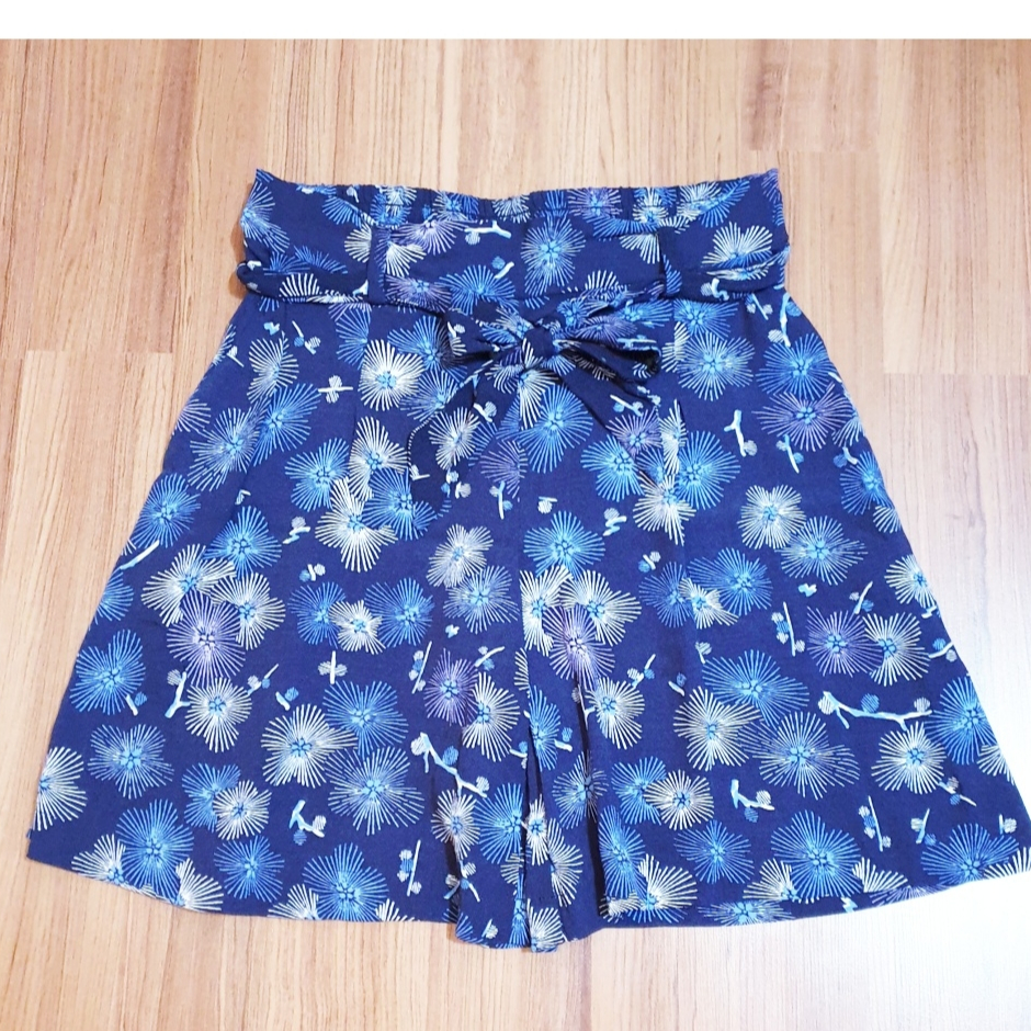 กางเกง ขาสั้น ทรงขาบาน M&S (SIZE UK8 EUR36) โทนสีกรมท่า ลายดอกน้ำเงินขาว กป.ซ้ายขวา ผ้าพริ้ว_เอว 28 