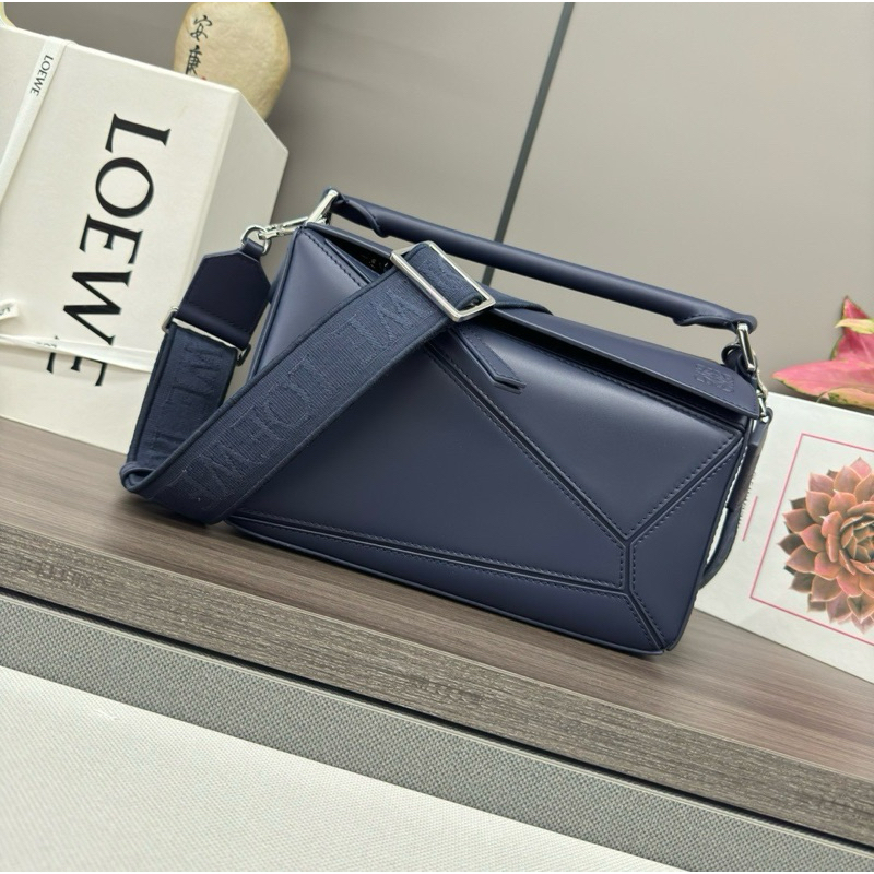 พร้อมส่งLoewe Small Puzzle bag เทพ !