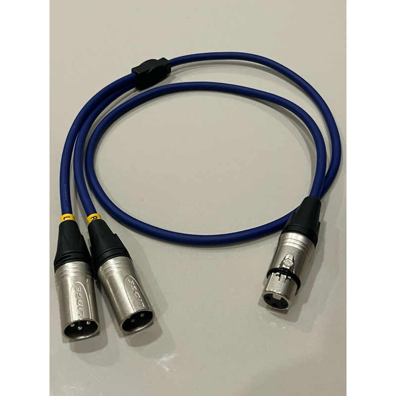 สายy XLRเมีย1-XLRผู้2 yแบบstereo แยกL/R ทำจากสายชีลสเตอริโอของDynacomหัวของLidgeช่วงyจากโรงงาน