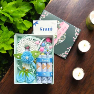 กล่องมาลัยจิ๋ว พร้อมช่องใส่ธนบัตรแบบม้วน3ใบ แถมฟรีการ์ดวันแม่กล่องสไลด์ฟ้า