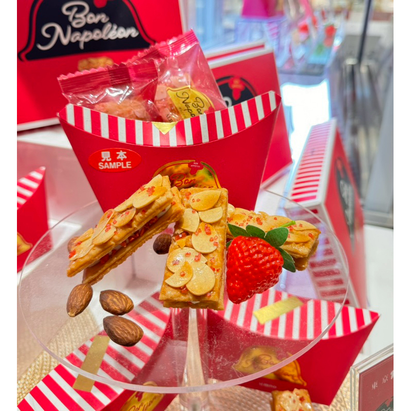 พร้อมส่ง ALMOND CAFÉ ET PÂTISSERIE พายสตอเบอรี่โรยอัลมอนด์หวานอมเปรี้ยวลงตัวสุดๆ