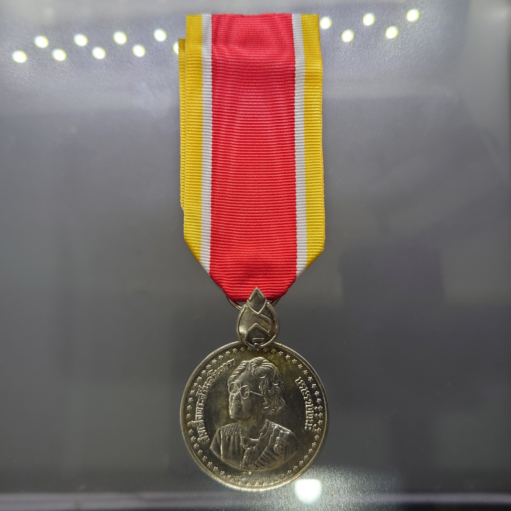 เหรียญที่ระลึกประดับแพร แถบ เนื้อเงิน สมเด็จย่า 84 พรรษา พ.ศ.2527 แบบชาย