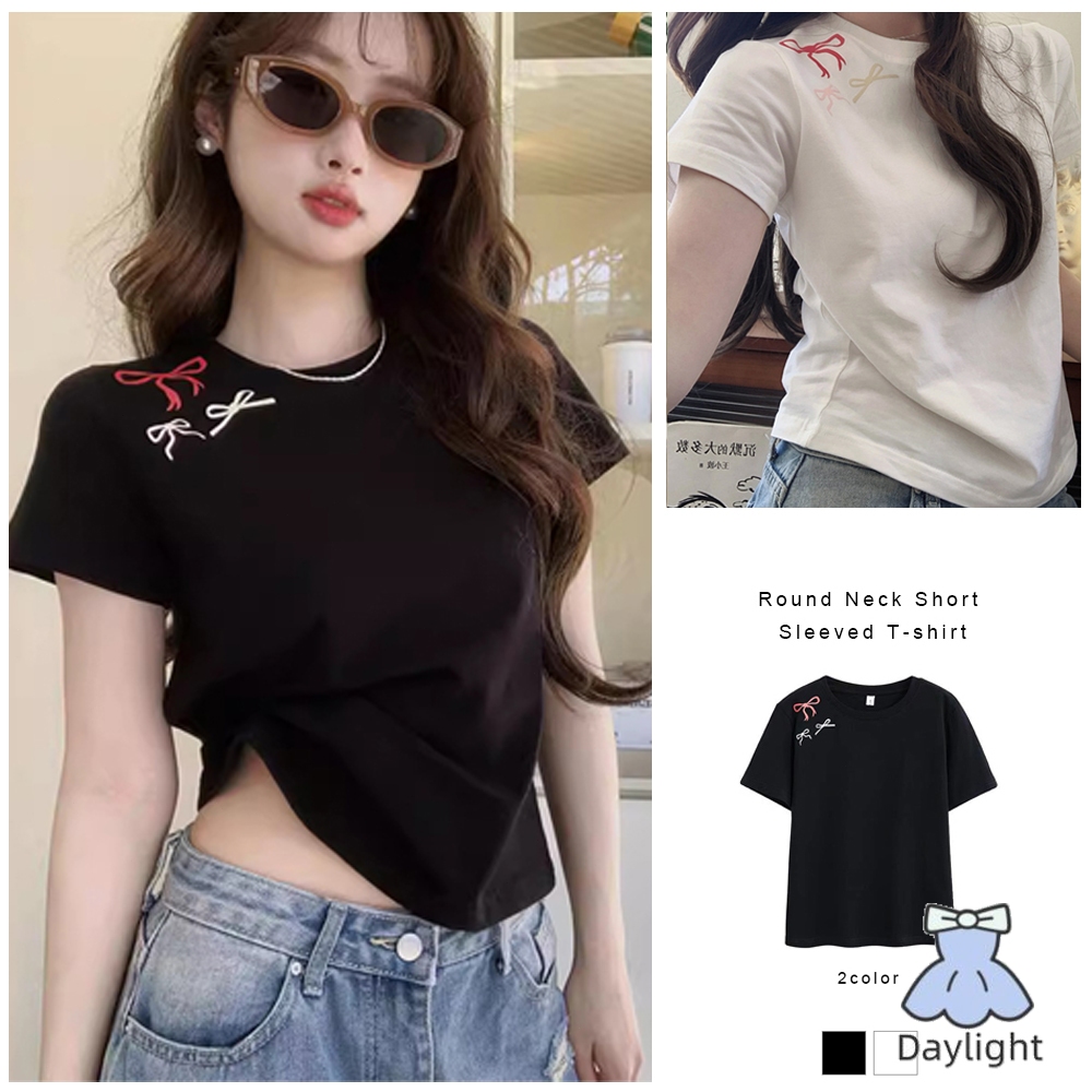 การจัดส่งที่รวดเร็ เสื้อยืดแขนสั้นคอกลมผู้หญิงดีไซน์อินเทรนด์เสื้อยืดโบว์พิมพ์ด้านบนสั้น DL