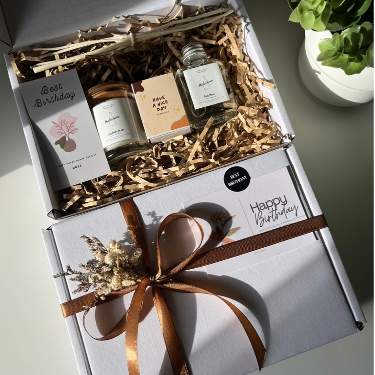 Gift Set G44 ของขวัญเทียนหอม 60 ml พร้อมฝาไม้ + ไม้หอมกระจายกลิ่น 30 ml กล่องขาว โบว์น้ำตาล