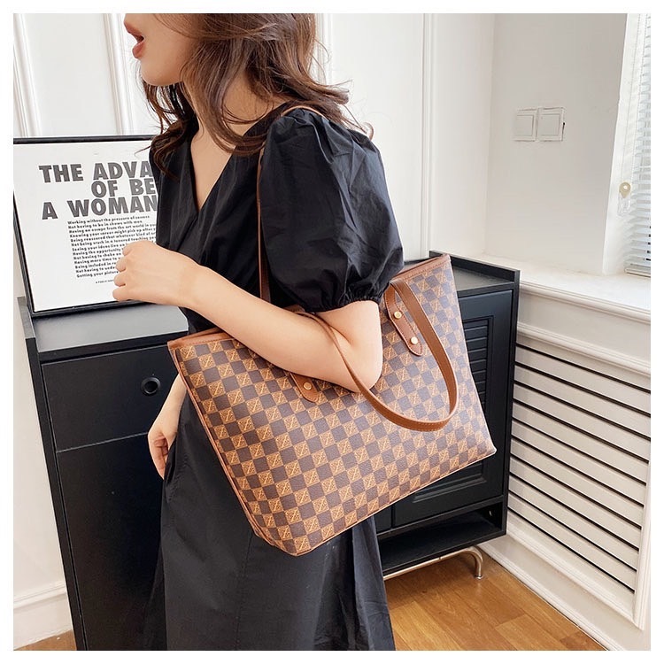 👜พร้อมส่ง👜กระเป๋าสะพายไหล่ หนัง PU เข้ากับทุกการแต่งกาย แฟชั่นเรียบง่าย สำหรับผู้หญิง สะพายได้หลายแบบหลายสไตล์✨