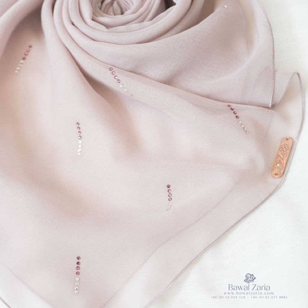 ZARIA Crystal Bawal ผ้าคลุมบาวาประดับคริสตัล - สีนู้ดอ่อน (คละลาย)
