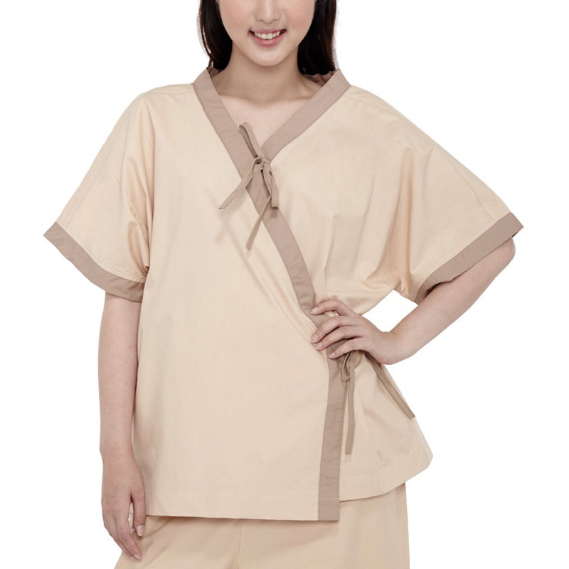 เสื้อสีครีมเข้ม คนไข้ กิมโมโน ขลิบสีกากีตามคอและแขน ผ้าคอมแอโร่ ทรงตรง แขนสั้น