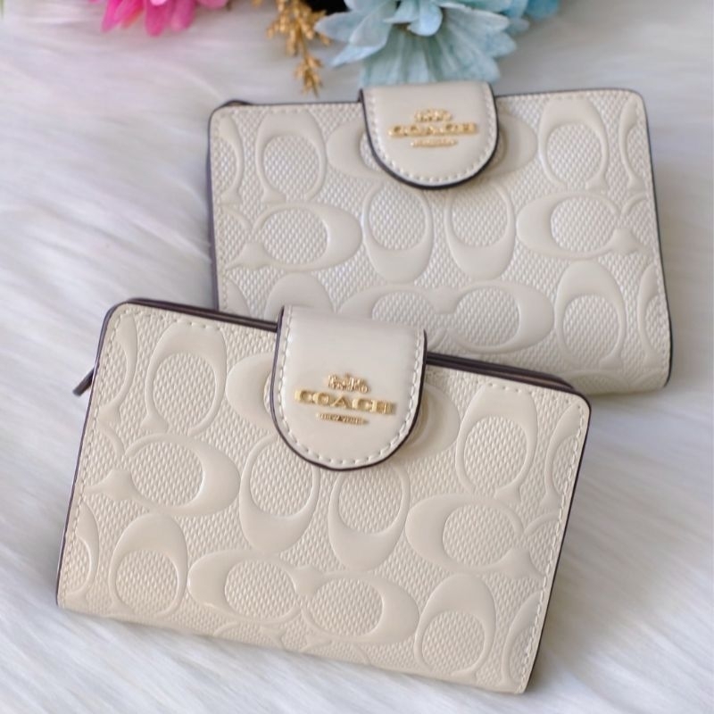 Coach กระเป๋าสตางค์ใบสั้น 2 พับ สีพื้นเยอะสุด