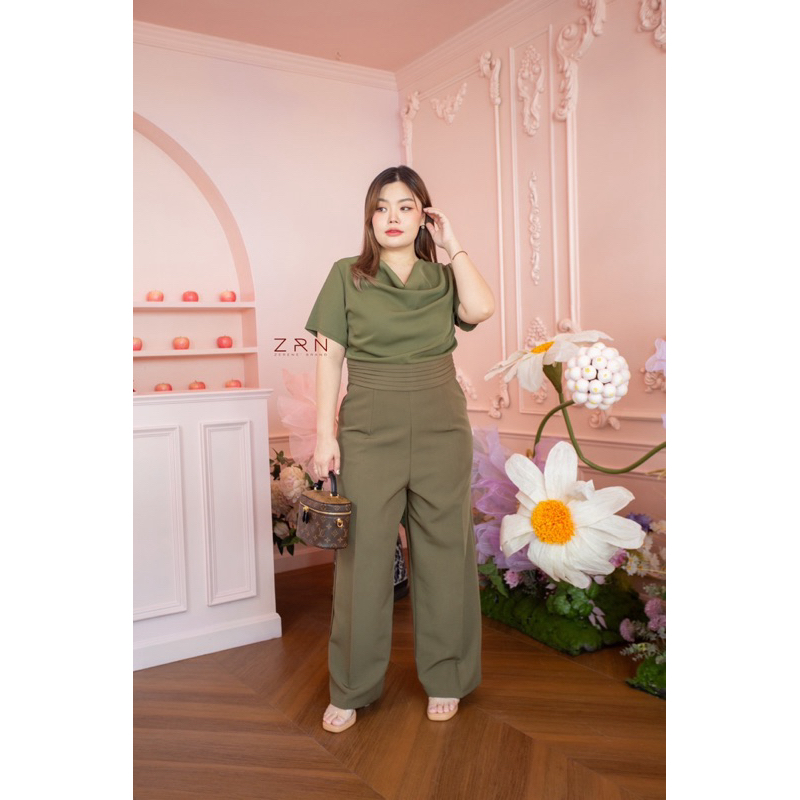 Mabel JS จั้มสูทรุ่นใหม่ แต่งขอบเอวสวยมาก ส่วนท่อนเสื้อเป็นผ้าเนื้อนิ่มใส่สบายไม่ร้อน