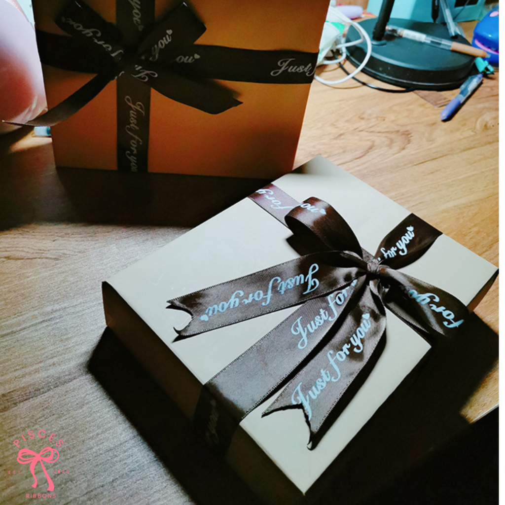 3 หลา * ริบบิ้นผ้าซาตินสกรีนลายสีทอง JUST FOR YOU ขนาด 2.5 cm ผูกของขวัญวันเกิด
