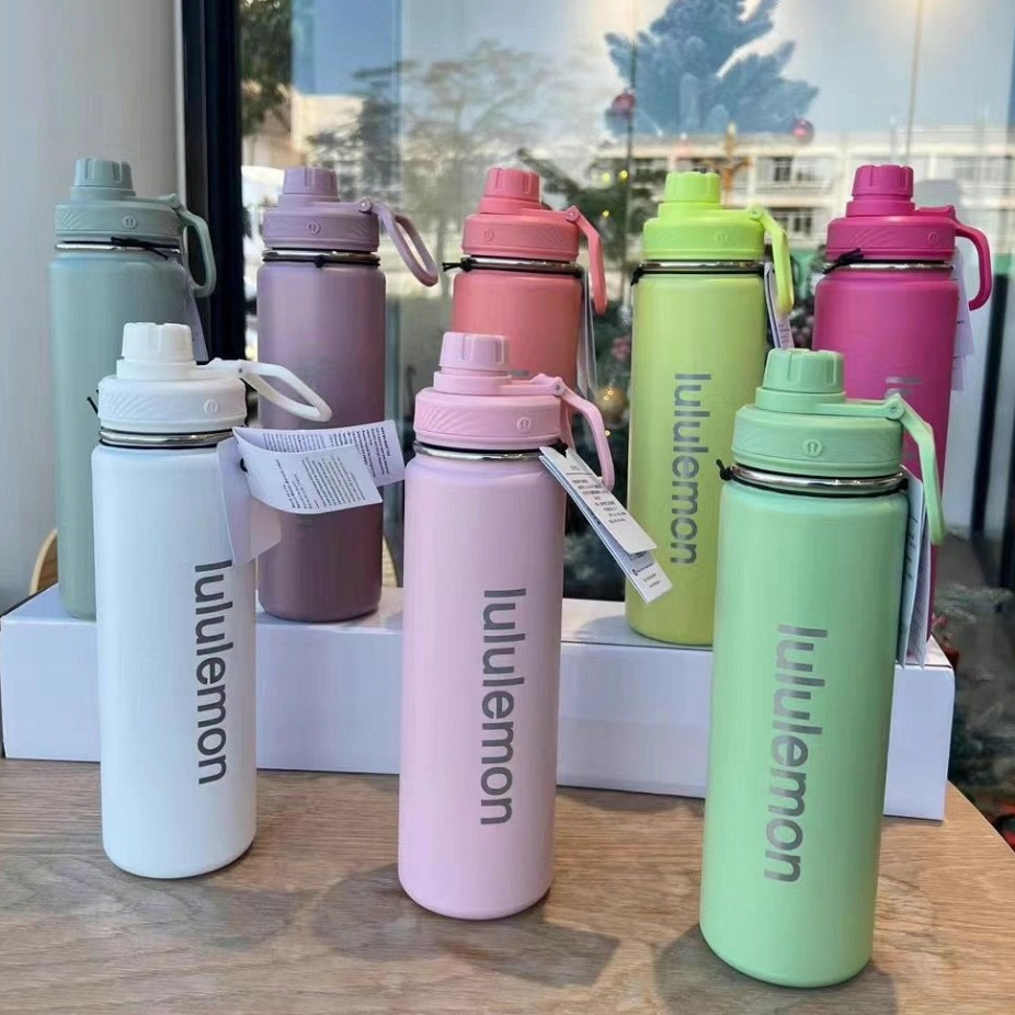 Lululemon 710ml กีฬาขวดน้ำกลางแจ้งความจุขนาดใหญ่สแตนเลสน้ำค้างแข็งแบบพกพาร้อนและเย็นฉนวนน้ำถ้วยโยคะห