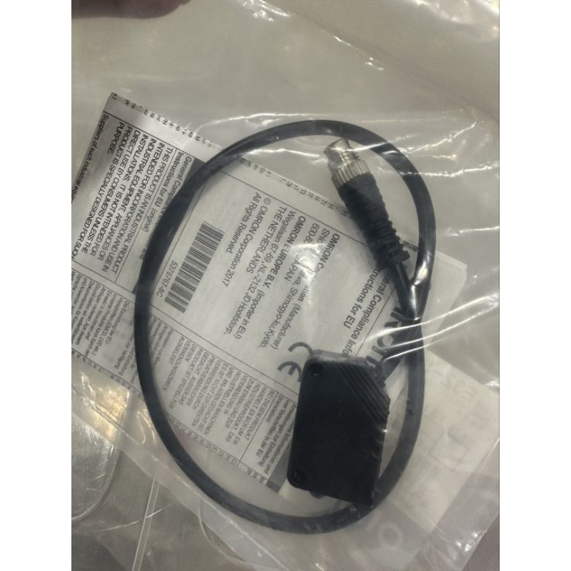 E3Z-LL81-M3J 0.3M. Photoelectric sensor, rectangular housing, red laser class 1, background suppress