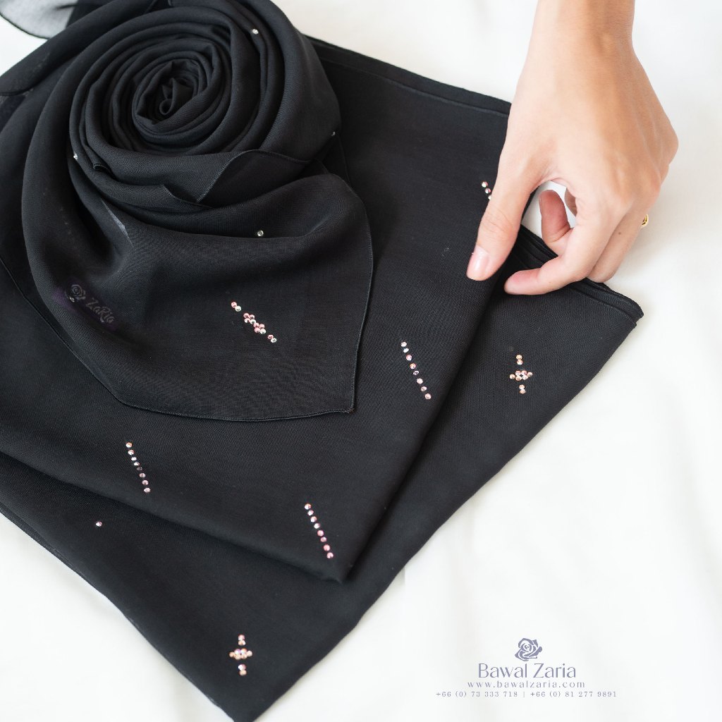 ZARIA Crystal Bawal ผ้าคลุมบาวาประดับคริสตัล - สีดำ (คละลาย)
