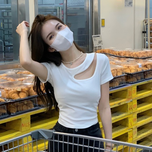 Lalisa พร้อมส่ง เสื้อยืดแฟชั่น เสื้อยืดคอกลม แขนสั้น เซ็กซี่ สีทึบ สีดำ ขาว เปิดไหล่ สไตร์สาวเกาหลี สําหรับผู้หญิง