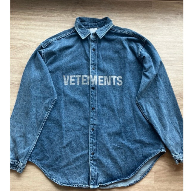 🛍️มือสอง🛍️ Vetements เสื้อเชิ้ตแขนยาว ลองใส่คร้้งเดียว คอปก ผ้ายีนส์ เนื้อผ้าดีมาก สไตล์เท่ๆ