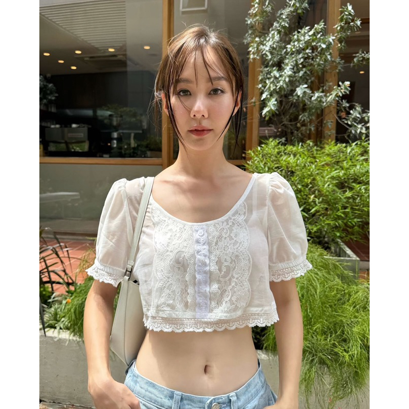 𝗦𝗖𝗔𝗡𝗗𝗜 𝗦𝗨𝗠𝗠𝗘𝗥 𝗟𝗔𝗖𝗘 𝗕𝗟𝗢𝗨𝗦𝗘 พร้อมส่ง เสื้อครอปลูกไม้ที่ดาราเซเลปใส่กันเยอะมากค่ะ