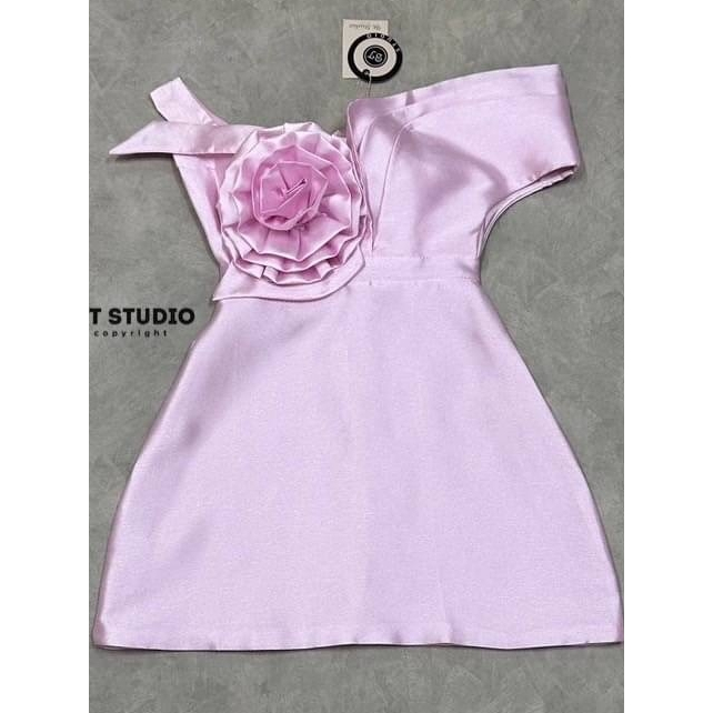 BT 02-00181 งานลดราคา เคลียร์สต็อก ราคาพิเศษเดรสสั้นปาดไหล่ปิดต้นแขน ตรงข้างขวาแต่งดอกกุหลาบตามแบบงา