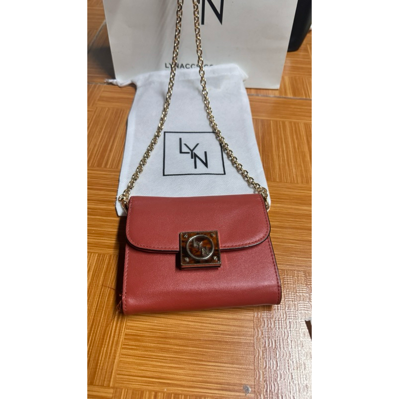 กระเป๋าสตางค์LYNใบกลางหน้าซองจดหมายสีส้มอิฐมีสายสะพายยาวของแม่ค้าซื้อใช้เอง(มือ2) มีตำหนิ(ของแท้จากช