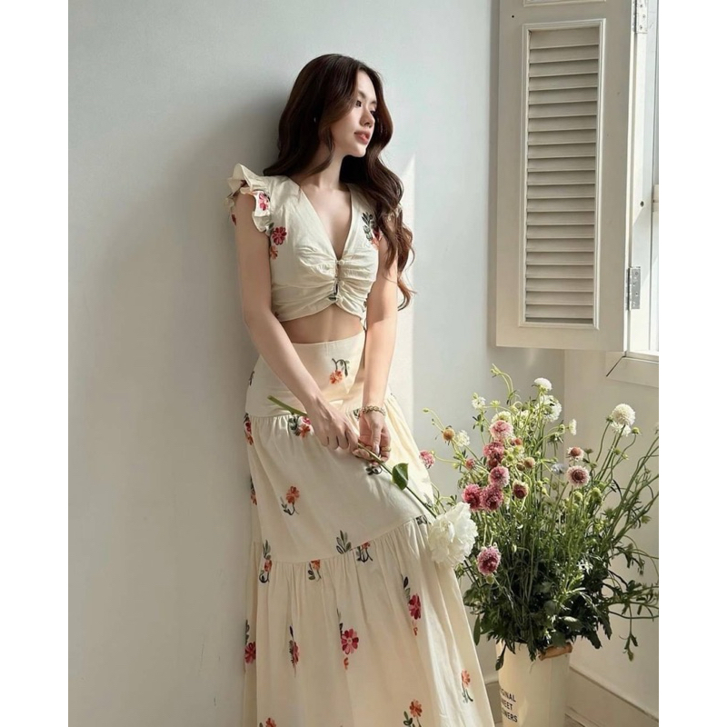 **พร้อมส่ง**ชุดเซ็ต2ชิ้น เสื้อกระดุมหน้าแขนแต่งระบาย+กระโปรงยาวลายดอกมีซิปและสม็อค มีซับใน 022