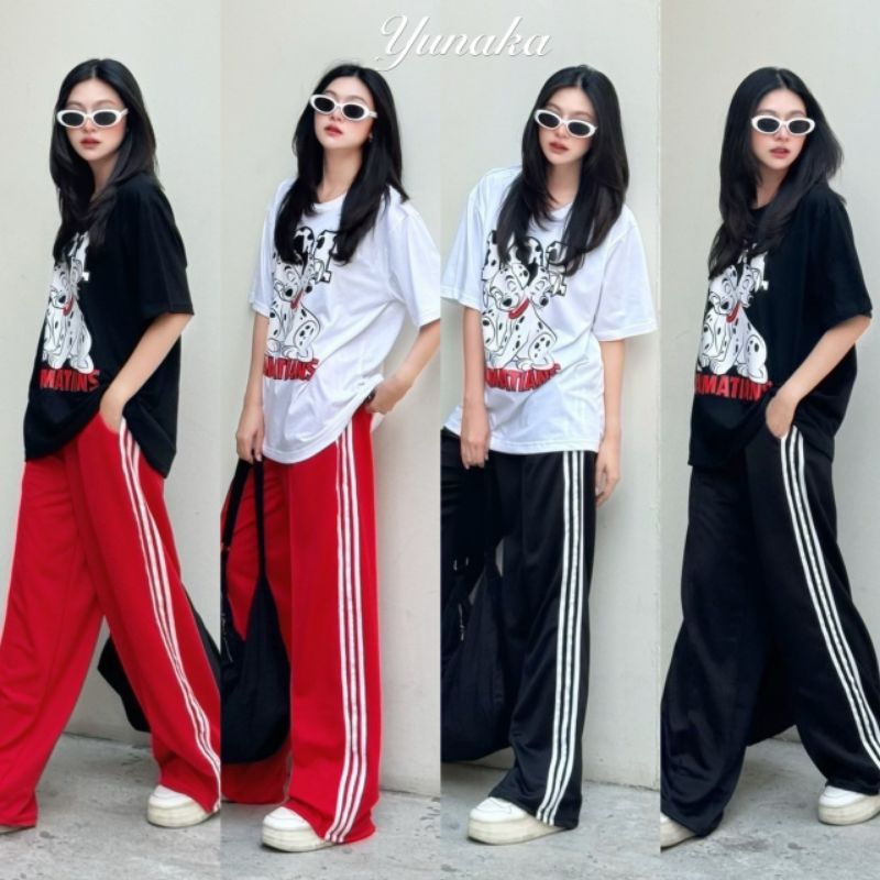 เซตเสื้อยืดคอกลมแขนสั้น ทรง Oversize มากับกางเกงวอร์มขายาว ทรงกระบอกใหญ่ ตีแถบด้านข้าง เอวยางยืดและมีกระเป๋าล้วงข้าง