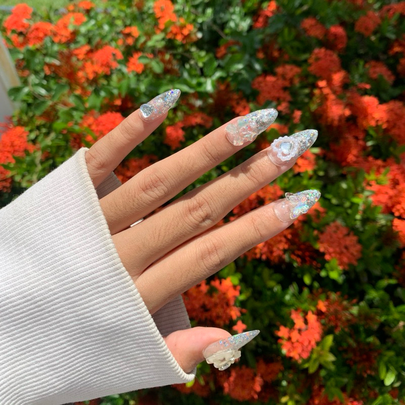 ✨New✨เล็บ​ปลอ​มสี​เจล​แท้​ทรง​ปลาย​แหลม​ สีเงิน, สีเงินวิ้งๆกลิต​เตอร์​ ติดอะไหล่​เเน่นๆ​ สวยหวาน เจ้าหญิง💕