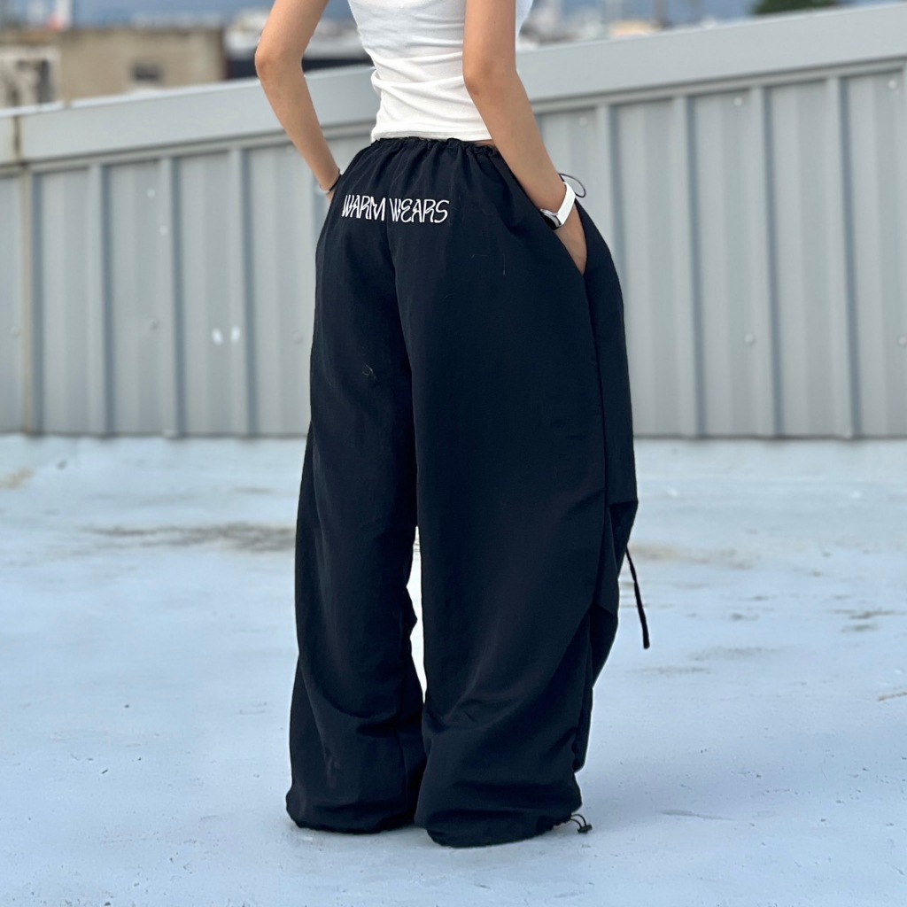 WARM WEARS Pants กางเกงขากระบอกใหญ่มีลายปัก WARM WEARS ตรงบั้นท้ายสไตล์สายฝอ