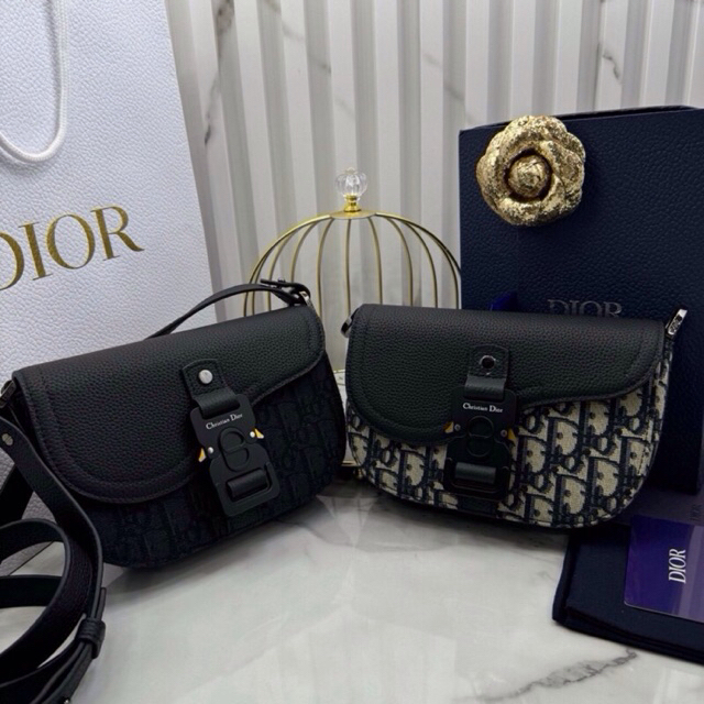 กระเป๋าสะพายผู้ชาย ตรง % New กระเป๋า ขนาด 18 cm. งานเกรด : Ori งานสวยเป๊ะปังมาก