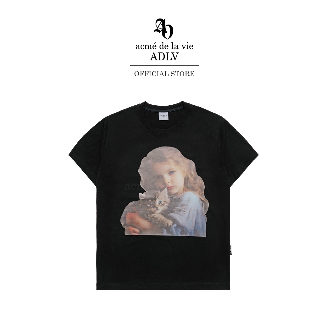 ADLV [acme de la vie] เสื้อยืด Oversize รุ่น Wave Hair Cat Hug Girl Baby Face Short Sleeve T-Shirt (Overseas Exclusive)