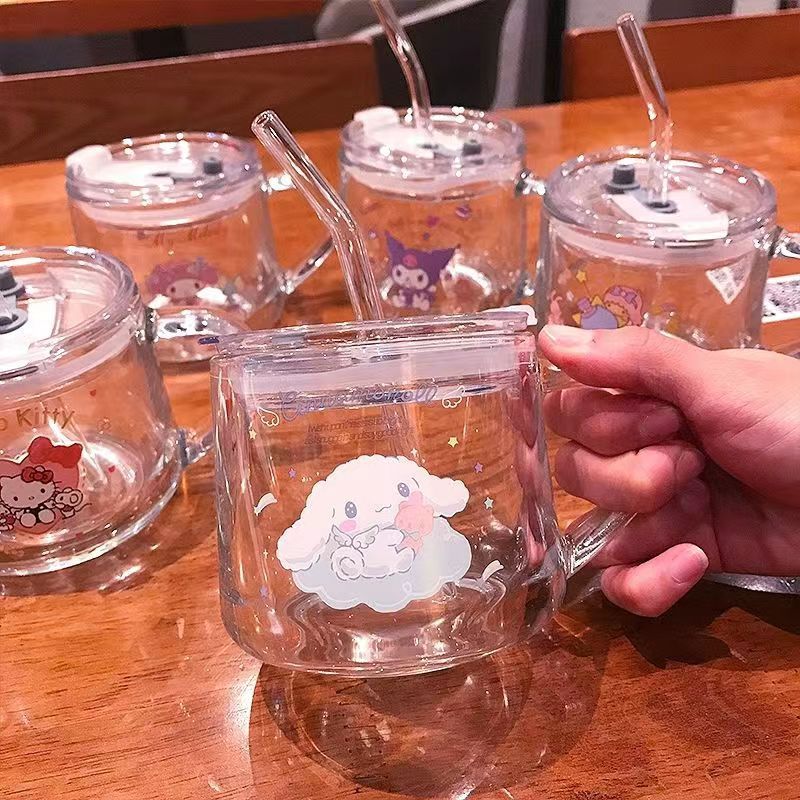 แก้วนมแก้วฟางการ์ตูนอะนิเมะ Sanrio พร้อมฝาปิด+หลอดแก้ว บ้านอุ่นแก้วพิมพ์น่ารักพร้อมส่ง