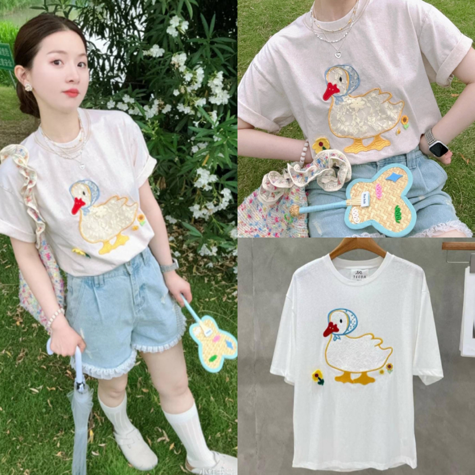 เสื้อยืดผ้าสลาฟ ปักลายน้องเป็ดสีเหลืองปากแดง ใส่ผ้าคลุมหัวสีฟ้า แต่งดอกไม้จริงและท็อปตัวเป็ดด้วยผ้าลูกไม้สีขาว ดีเทลเยอะ