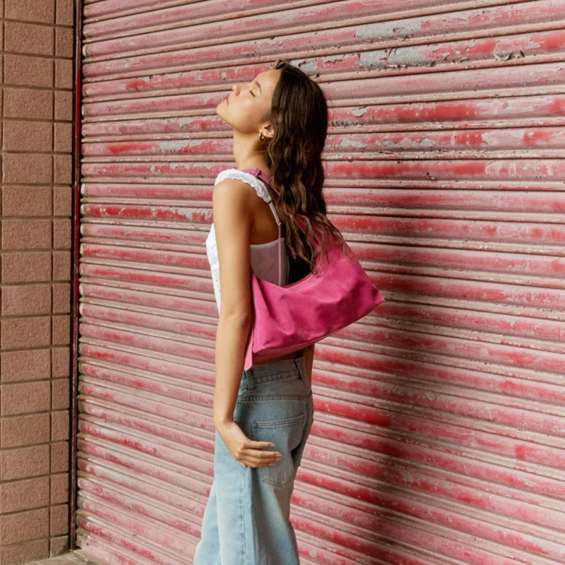 ส่งต่อจากร้าน knack.bag Hobo (L) - Hot pink (สีชมพูบานเย็น) ใหม่ไม่เคยใช้งาน 🩷เลื่อนดูรูปจริงรูปสุดท