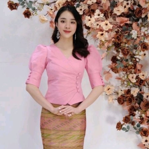 ้เสื้อผ้าไหมลาวจีบเอวคอวี​/มี​เก็บ​ปลายทาง(เฉพาะเสื้อ)​