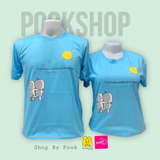 เสื้อยืดสีฟ้า  คอกลม  เสื้อคู่  ลายเตะตูด ลิขสิทธิ์แท้ เป่ายิ้งฉุบ100%