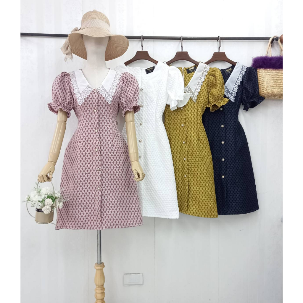 BS3247  เดรสผ้าลักชู ทรงแขนพอง คอปกแหลมแต่งลูกไม้