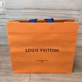 ถุงกระดาษ แบรนด์ LOUIS VUITTON ของแท้ ใบใหญ่ ถุง สภาพสวย รุ่นสีส้ม ปัจจุบันเลย สภาพเหมือนใหม่