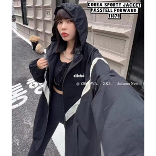 🇰🇷New🇰🇷  Korea sporty jacket  Jkฮู้ดทรงsporty oversized แต่งลายเส้นแถบดำขาว