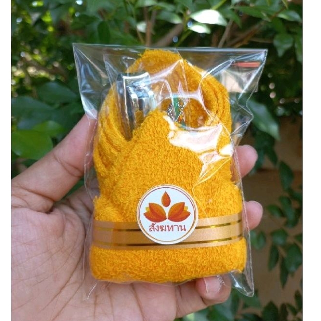 สังฆทานชุดเล็กถวายพระ เซตกรรไกรตัดเล็บ เข็มกลัดติดจีวร พร้อมผ้าเช็ดหน้าขนาด 10x10 นิ้ว คอตตอนนุ่ม