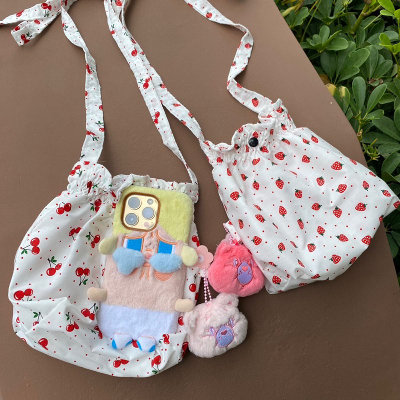 กระเป๋าสะพายข้าง ทรงจีบ ลายเชอรี่ สตอเบอรี่