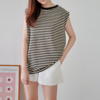 Mew top 390.- เสื้อแขนกุด ผ้า cotton มี texture สวย เนื้อนุ่มเย็นสบาย ทรงตรงปิดสะโพก เป็น basic item ที่ต้องมี