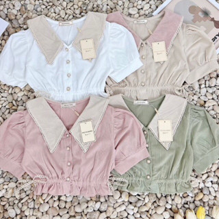 เสื้อครอปคอปกแขนสั้นเอวจีบแต่งกระดุมมุกผ้าลูกฟูก