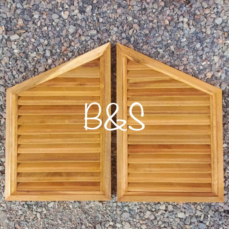 จั่วช่องลมช่องลมระบายอากาศแบบสี่เหลี่ยมคางหมูจำนวน1คู่(2ชิ้น)มี2 ขนาด 30x50ซม.และ40x60ซม. จั่วไม้กระถินณรงค์