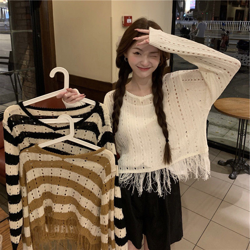 1LDK พร้อมส่ง เสื้อครอปแขนยาว แต่งฉลุจั้มเเขน ปลายหลุ่ย(T688)