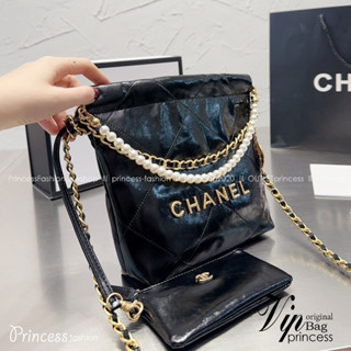 Chanel 22 mini bag with pearls 8" / Chanel Bag กระเป๋าสะพาย สายโซ่อะไหล่ทองพร้อมสายมุกสวยหรู ทรงยอดฮิตในปี 2023