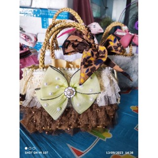 กระเป๋าสานจากผักตบชวาทรงสี่เหลี่ยมโบสีเหลือง